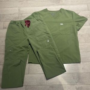 Figs scrubs set men’s. Three pocket shirt size M. Drawstring pants size M.